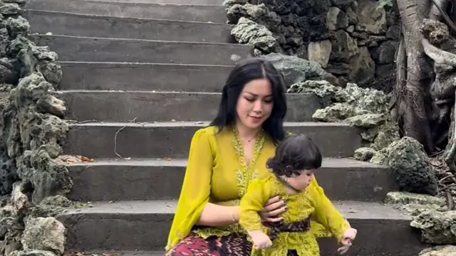 Gaya kompak Jessica Iskandar dan Putrinya saat di Bali pakai kebaya hijau. [@inijedar]