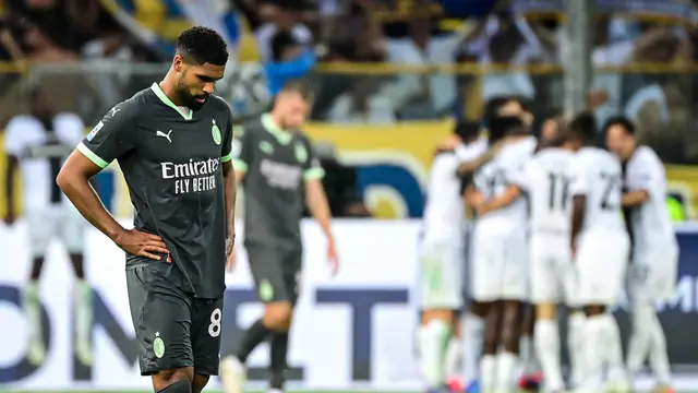 Pemain AC Milan tertunduk lesu usai dikalahkan Parma