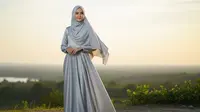 10 Gamis Bahan Satin Silk Jatuh dan Adem Tren Terbaru 2025, Tampil Anggun dengan Nyaman