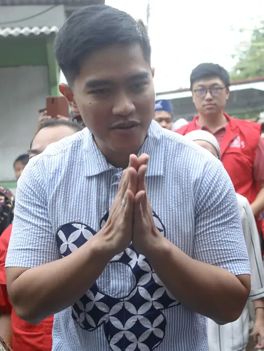 Ketua Umum atau Ketum Partai Solidaritas Indonesia (PSI) Kaesang Pangarep menyapa warga saat blusukan ke wilayah Tanjung Priok, Jakarta Utara, Jumat (5/7/2024). (Liputan6.com/Herman Zakharia)