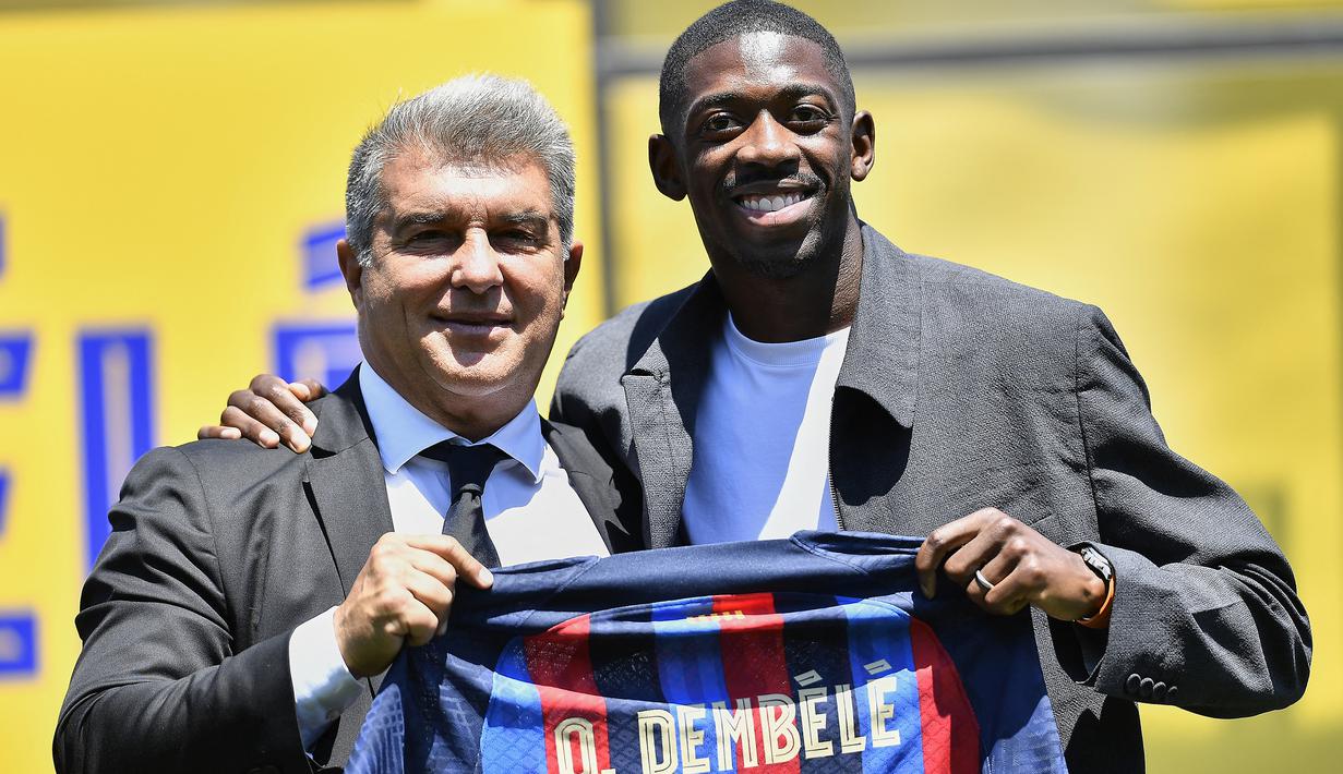 Ousmane Dembele. Sayap kanan berusia 25 tahun ini masih memegang rekor sebagai pemain Prancis termahal yang pernah didatangkan Barcelona. Ia didatangkan dari Borussia Dortmund pada awal musim 2017/2018 dengan mahar senilai 140 juta euro atau kini setara Rp2,1 triliun. Hingga kini ia total telah tampil dalam 150 laga bersama Barcelona di semua ajang dengan torehan 32 gol dan 34 assist. Sementara bersama Timnas Prancis ia telah mengoleksi 27 caps dengan torehan 4 gol dan 1 assist sejak melakukan debut pada 1 September 2016. (AFP/Pau Barrena)