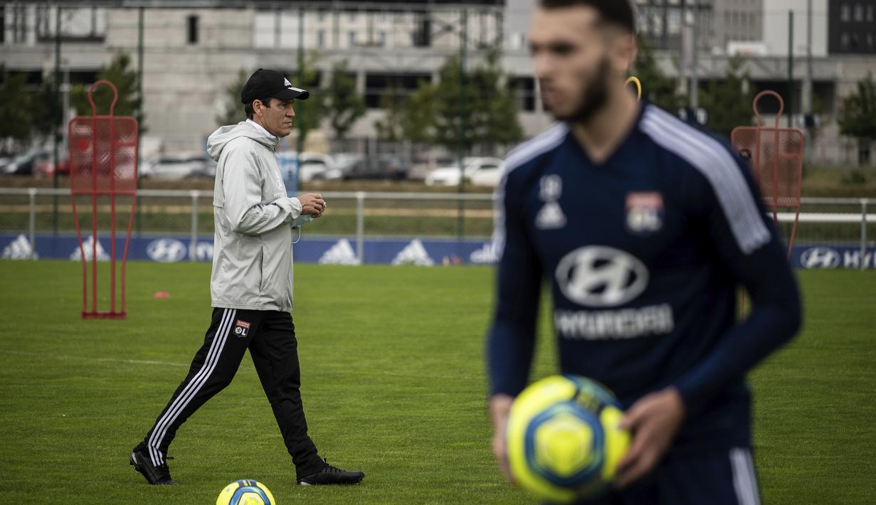Pelatih Olympique Lyon, Rudi Garcia, saat memimpin latihan di Decines-Charpieu Groupama, Prancis, Rabu (10/6/2020). Olympique Lyon melakukan persiapan Jelang leg kedua babak 16 besar Liga Champions melawan Juventus. (AFP/Jeff Pachoud)