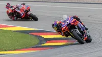 Pembalap Prima Pramac Racing, Jorge Martin memimpin balapan diikuti pembalap Ducati Lenovo, Francesco Bagnaia saat MotoGP Jerman 2024 yang berlangsung di Sirkuit Sachsenring, Jerman, Minggu (07/07/2024) waktu setempat. (AFP/Radek Mica)