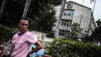Warga berdiri di depan eks Kedubes Inggris di Jakarta, Minggu (25/12). Pelaksana Tugas (Plt) Gubenur DKI Jakarta Sumarsono menegaskan status kejelasan tanah eks Kedutaan Besar (Kedubes) Inggris adalah milik pemerintah pusat. (Liputan6.com/Faizal Fanani)
