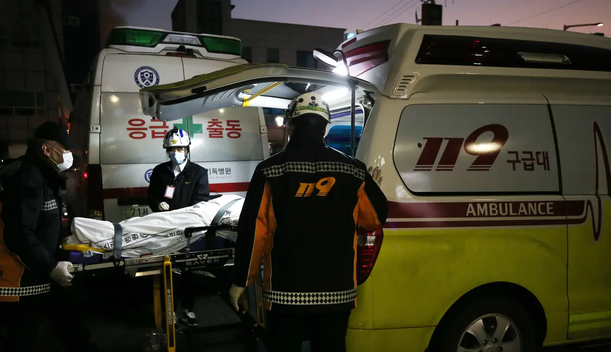 Petugas medis mengevakusi korban ke ambulan setelah kebakaran gedung pusat kebugaran berlantai delapan  di Jecheon, Korea Selatan, Kamis (21/12). Insiden kebakaran itu disebut sebagai yang terbesar di Korsel sejak 2008. (Kim Hyung-woo/Yonhap via AP)