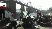 Bendung Katulampa Banyak Sampah, Warga Berjibaku Bersih-Bersih