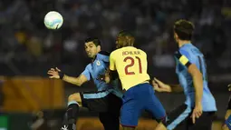 Striker Uruguay, Luis Suarez, berusaha melewati hadangan pemain Ekuador dalam laga Kualifikasi Piala Dunia 2018 di Montevideo, Jumat (11/11/2016) pagi WIB. (AFP/Pablo Porciuncula Brune)