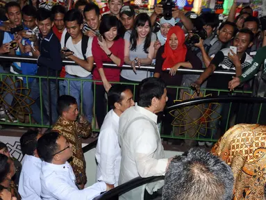 Warga berdesakan menyambut Presiden RI Joko Widodo dan Presiden Republik Filipina ‎Rodrigo Roa Duterte saat meninjau Pasar Blok A Tanah Abang Jakarta, Jumat (9/9). Ini kunjungan kenegaraan pertama Duterte. (Liputan6.com/Helmi Fithriansyah)