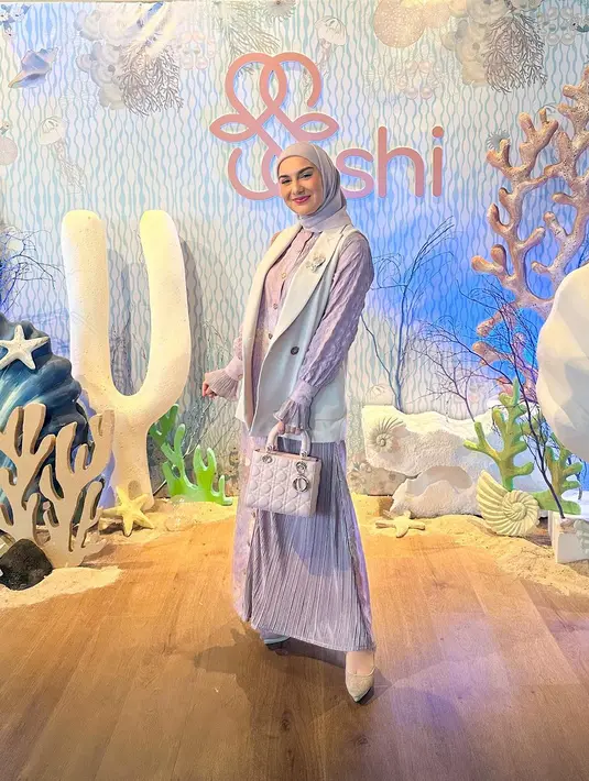 Tampil anggun dengan padu padan vest warna krem dengan blouse, skirt, dan hijab serba lilac. [Instagram/_irishbella_]