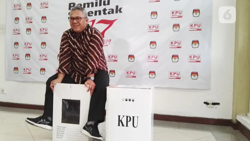 Ketua KPU Arief Budiman menunjukkan kotak suara Pemilu 2019