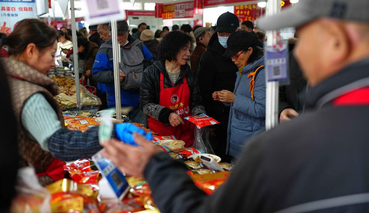 Orang-orang berbelanja di Bazaar Tahun Baru yang disiapkan untuk menyambut Tahun Baru Imlek di Beijing, China, Minggu 1 Februari 2026. (AP Photo/Andy Wong)