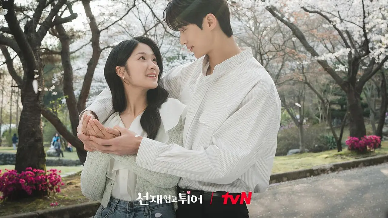 Kim Hye Yoon dan Byeon Woo Seok dalam drakor Lovely Runner. (Instagram/ tvN_drama)