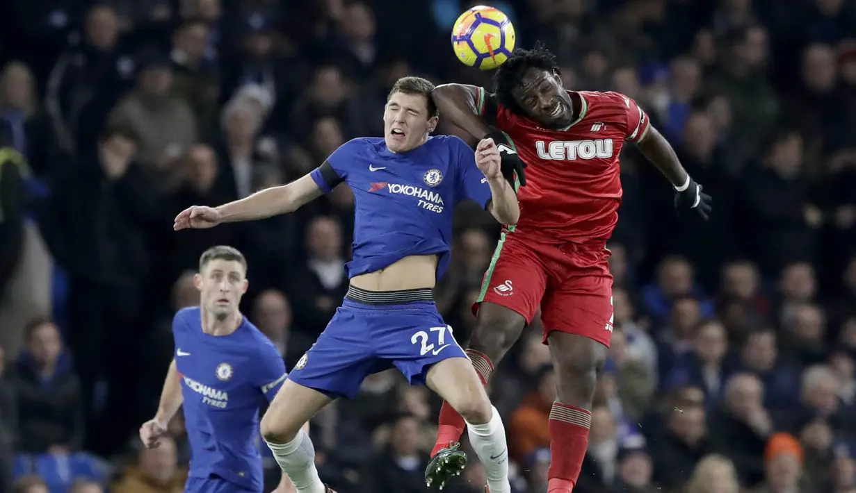 Bek Chelsea, Andreas Christensen, duel udara dengan striker Swansea, Wilfried Bony, pada laga Premier League di Stadion Stamford Bridge, London, Rabu (29/11/2017). Chelsea menang 1-0 atas Swansea. (AP/Matt Dunham)