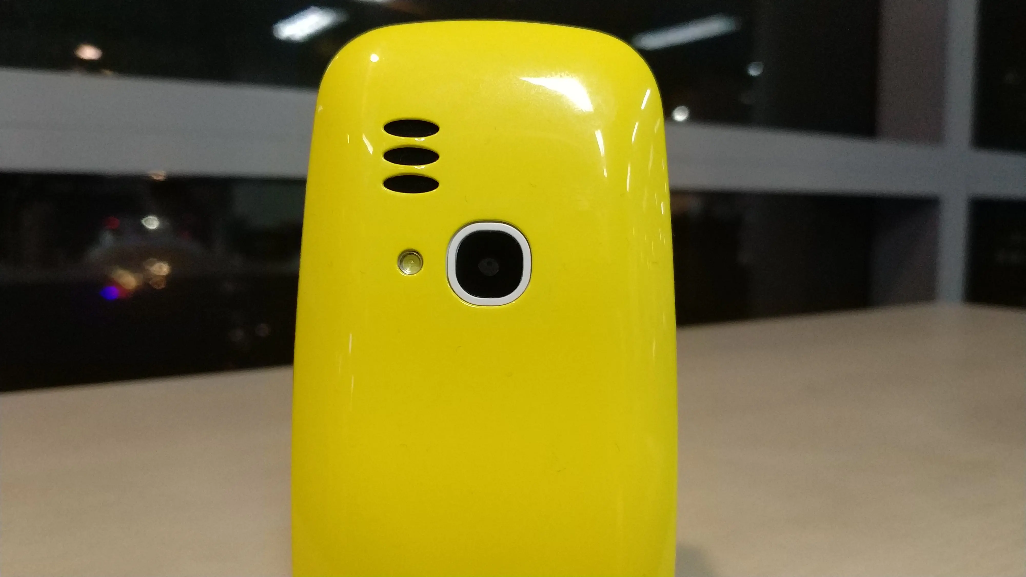 Seperti Nokia 3310 Reborn, Evercoss N2 dibekali dengan kamera di bodi belakang (Liputan6.com/ Agustin Setyo W)