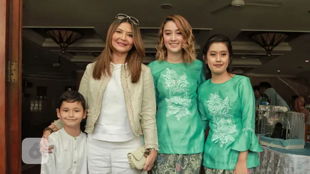 [Bintang] Tamara Blezynski dan Mike Lewis di Pernikahan Kimberly Ryder