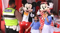 Badut Mickey Mouse menambah keseruan vaksinasi anak di Mapolresta Banjarmasin. (foto: Aslam Mahfuz)