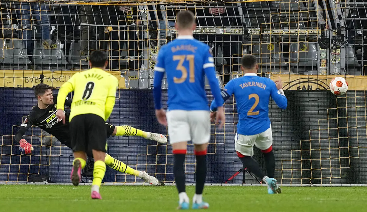 Pemain Rangers James Tavernier (kanan) mencetak gol ke gawang Borussia Dortmund lewat tendangan penalti pada pertandingan sepak bola Liga Europa di Dortmund, Jerman, 17 Februari 2022. Borussia Dortmund kalah 2-4. (AP Photo/Martin Meissner)