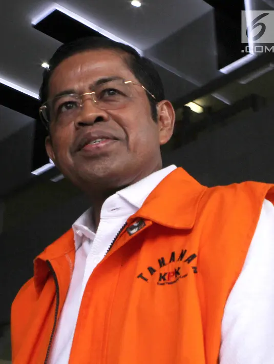 Mantan Menteri Sosial Idrus Marham saat tiba di Gedung KPK, Kamis (8/11). Idrus dijanjikan uang USD 1,5 oleh Johanes jika Johanes berhasil menggarap proyek PLTU Riau-1 senilai USD 900 juta itu. (Liputan6.com/Herman Zakharia)