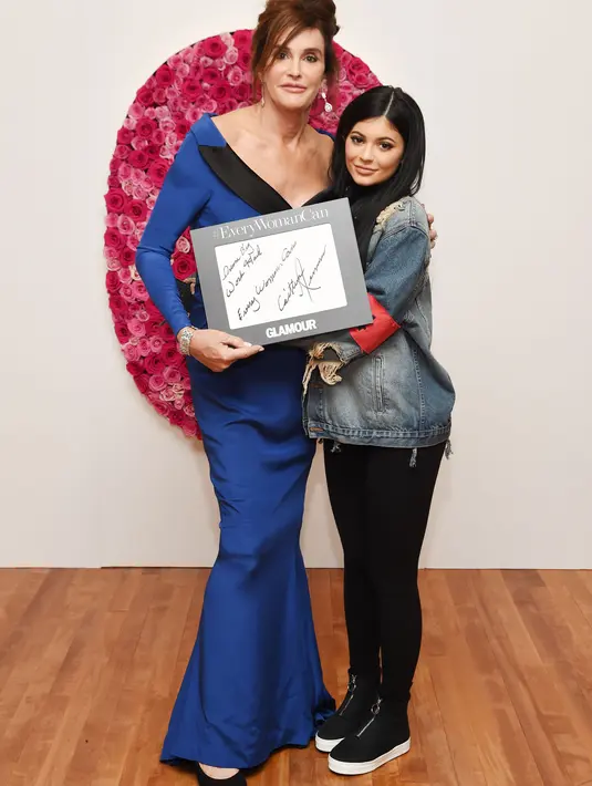Selebriti 18 tahun ini mengaku jika busananya di hari itu tidak direncanakan, namun tetap saja tidak ada yang bisa menghentikannya untuk mendukung sang ayah, Caitlyn Jenner, di ajang Glamour Women Of The Year. (AFP/Bintang.com)