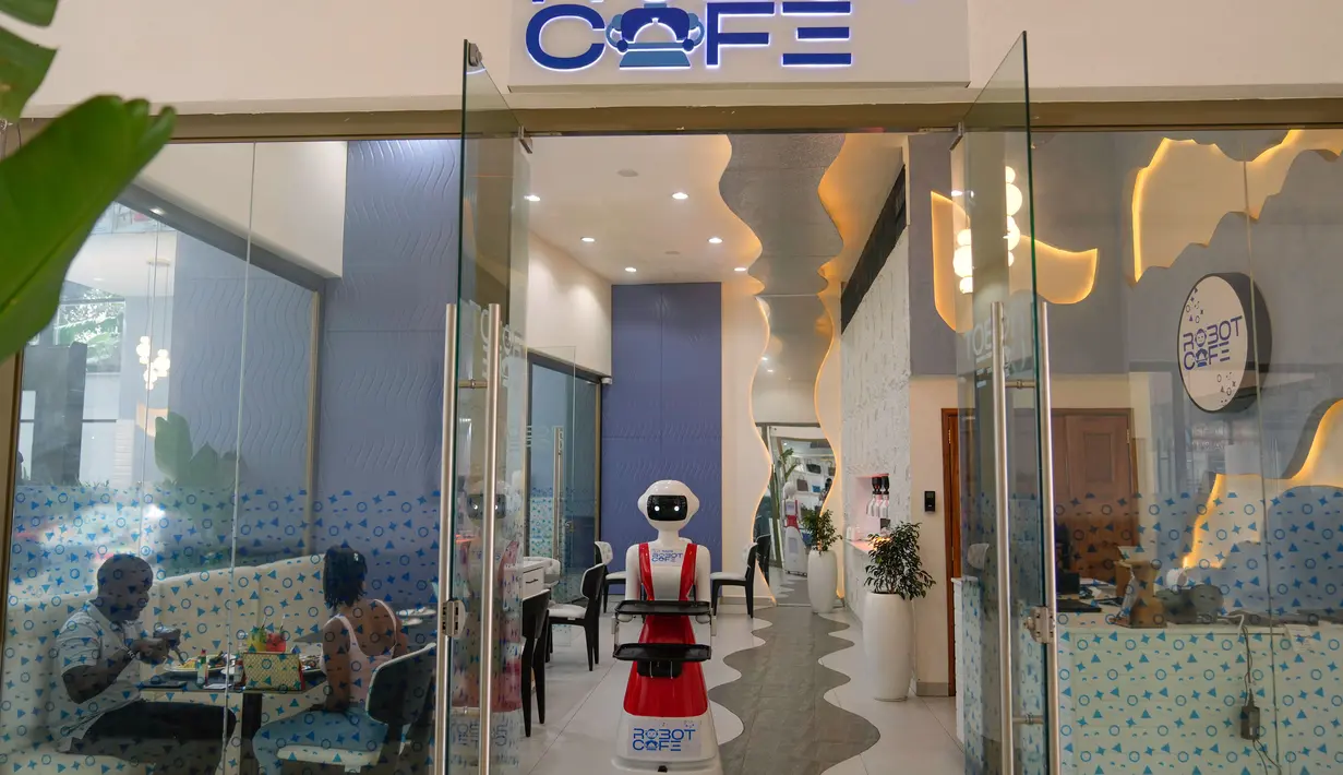 Pengunjung dan pelanggan Robot Café hanya perlu menekan tombol setelah mengambil makanan dari nampan. (AP Photo/Brian Inganga)