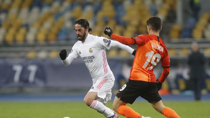 Gelandang Real Madrid, Isco berebut bola dengan gelandang Shakhtar Donetsk, Manor Solomon pada matchday kelima Grup B Liga Champions di NSK Olimpiyskiy, Kiev, Rabu (2/12/2020) dini hari WIB. Real Madrid tumbang 0-2 di markas Shakhtar Donetsk. (AP Photo/Efrem Lukatsky)