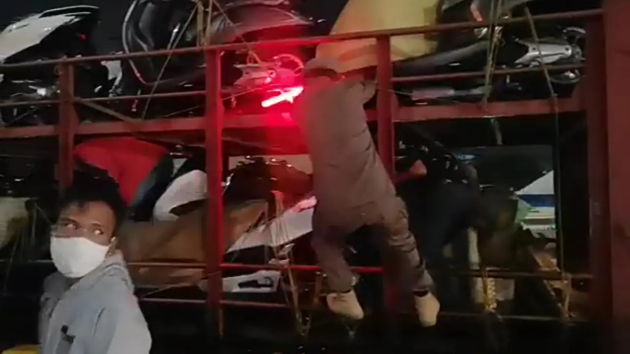 Nekat Mudik Naik Truk Pengangkut Sepeda Motor. (Sabtu, 08/05/2021). (Dokumentasi Korlantas Polri).