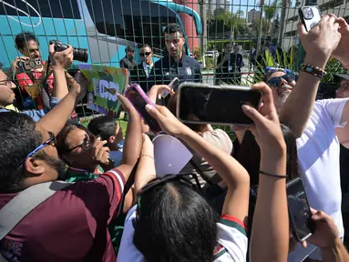 Penyerang Iran, Mehdi Taremi, memberikan tanda tangan untuk para penggemar di luar Hotel Marriott sebelum berangkat untuk sesi latihan di Tijuana, Meksiko, pada 10 Juni 2026, menjelang turnamen sepak bola Piala Dunia FIFA 2026. (Guillermo Arias/AFP)