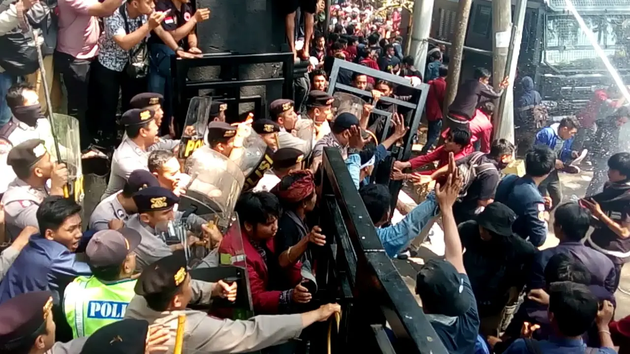 Ditolak Pimpinan DPRD, Massa Demo Mahasiswa di Malang Dihalau Mundur dari Gedung Dewan