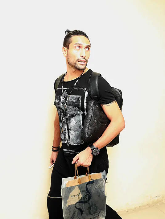 Kehadiran pesepakbola asal Argentina di RSCM Kamis (20/4/2017) tidak diketahui oleh media. Baru diketahui wartawan saat ia sedang membeli makanan ringan di loby. (Nurwahyunan/Bintang.com)