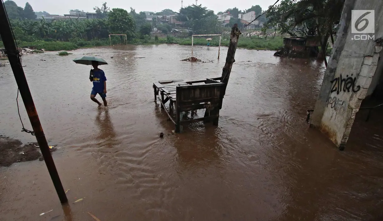 Suasana lapangan sepak bola di kawasan Kemang, Jakarta, Kamis (16/11). Tingginya intensitas hujan dan pesatnya pembangunan menyebabkan kawasan tersebut langganan banjir yang berasal dari luapan Kali Krukut. (Liputan6.com/Immanuel Antonius)