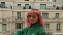 Ini gaya modis Maisie Williams saat menghadiri acara Fashion Week. Ia tampil beda dengan rambutnya yang berponi warna pink. dengan balutan jaket hijau dan celana jeans, Maisie tampil dengan gaya tomboy namun tetap modis dan simpel. (Liputan6.com/Instagram/@maisie_williams)