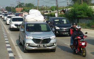 Kepadatan lalulintas mudik di Karawang, Jawa barat di H-2 (Abramena/Liputan6.com)