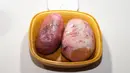 Rocky Mountain Oysters atau testis banteng dari AS dipamerkan di Museum Makanan Menjijikkan di Los Angeles, California, Amerika Serikat, 6 Desember 2018. (Robyn Beck/AFP)