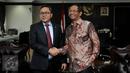 Ketua MPR Zulkifli Hasan (kiri) menerima kunjungan Mahfud MD selaku perwakilan Asosiasi Pengajar HTN dan HAN di Jakarta, Selasa (13/10). Pertemuan itu membahas rencana munas yang akan diadakan Asosiasi Pengajar HTN dan HAN. (Liputan6.com/Johan Tallo)