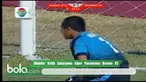 Galih Sudaryono kiper Pusamania Borneo FC melakukan blunder fatal saat berhadapan dengan Gresik United di laga penyisihan Grup D Piala {residen 2015, Jumat (4/9/15).