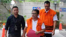Bupati Labuhanbatu nonaktif Pangonal Harahap (depan) dan pihak swasta Ali Murtopo tiba di gedung KPK, Jakarta, Senin (11/12). Ali Murtopo diperiksa terkait dugaan melakukan suap kepada Bupati Malang Rendra Kresna. (Merdeka.com/Dwi Narwoko)