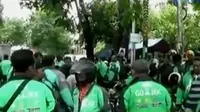 Sopir taksi berseteru dengan pengemudi ojek online di Semarang. 