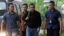 Ajudan Gubernur Aceh Irwandi Yusuf, Hendri Yusrizal (tengah) tiba di Gedung KPK, Jakarta, Rabu (4/7). Hendri tampak mengenakan jaket hitam sambil dikawal sejumlah petugas. (Merdeka.com/Dwi Narwoko)