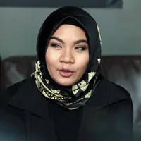 Bukan hal mudah bagi setiap pasangan untuk mengakhiri rumah tangganya. Seperti yang dirasakan Georgia, yang mengajukan gugatan cerai pada Aldi Taher. Dengan derai air mata, Georgia pun buka suara. (Deki Prayoga/Bintang.com)