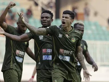 Pemain PS Tira Persikabo merayakan gol yang dicetak Ciro Henrique ke gawang Persija Jakarta pada laga Shopee Liga 1 di Stadion Pakansari, Bogor, Selasa (16/7). Tira menang 5-3 atas Persija. (Bola.com/Yoppy Renato)