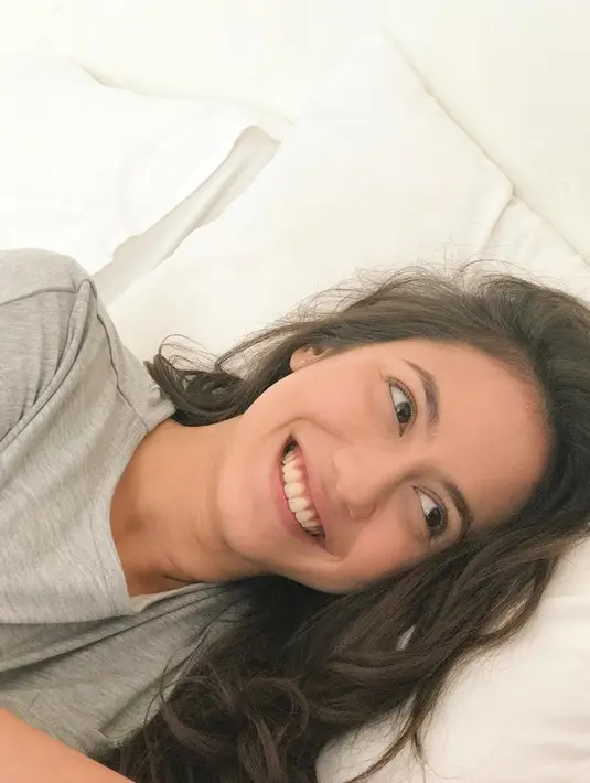 Kalau ini nampaknya seperti mengenakan sedikit makeup, ya. Natural makeup memang sering dijadikan salah satu opsi baginya untuk melakukan berbagai aktivitas yang padat. (Liputan.com/IG/@pevpearce)