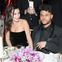 Bella Hadid dan The Weeknd tertangkap tengah ngobrol dengan akrab dalam sebuah pesta pada 10 May 2018. (REX/Shutterstock)