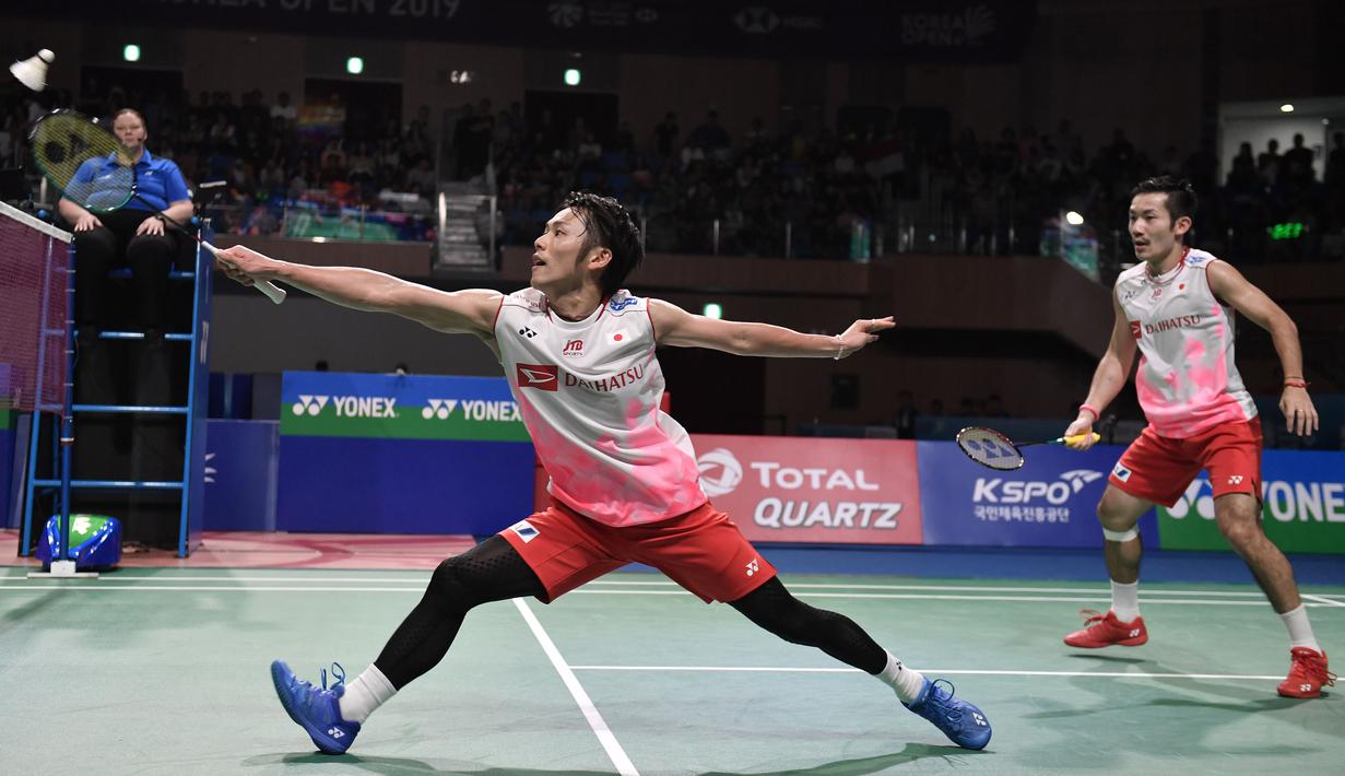 Ganda putra Jepang, Takeshi Kamura/Keigo Sonoda, saat melawan wakil Indonesia, Fajar Alfian/Muhammad Rian Ardianto, pada Korea Terbuka 2019 di Incheon, Minggu (29/9). Fajar/Rian menang  21-16, 21-17. (AFP/Jung Yeon-je)