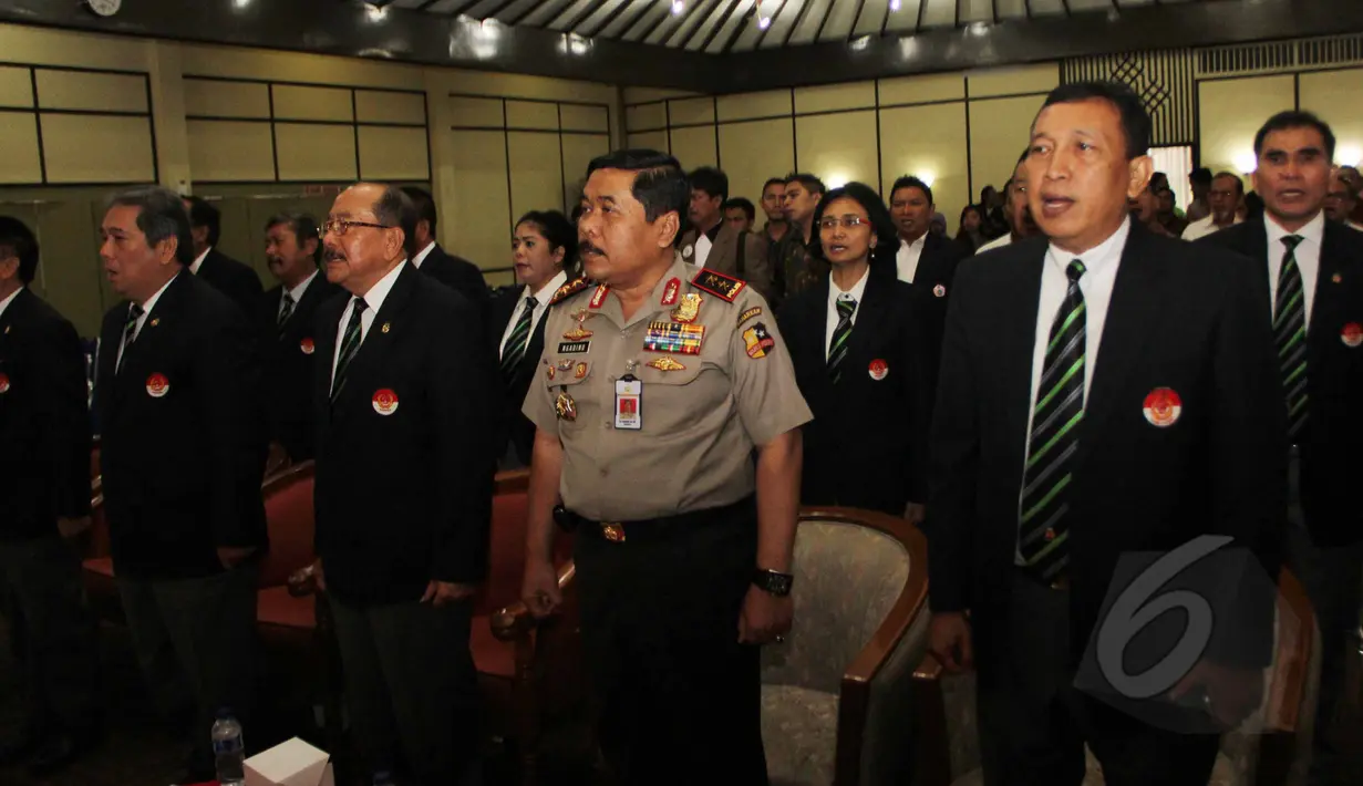 Kapolda Sulawesi Tenggara, Brigjen Pol. Ngadino (kedua kanan) saat pelantikan PB ISSI Masa Bakti 2015-2019 di Gedung Serba Guna Senayan, Jakarta, Jumat (17/4/2015). (Liputan6.com/Helmi Afandi)