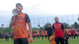 Kapten Persija Jakarta, Rizky Ridho, memberikan sambutan saat The Jakmania hadir langsung memberikan dukungan jelang lawan Persib Bandung di Persija Training Ground, Bojong Sari, Depok, Jawa Barat, Jumat (9/1/2026). (Bola.com/M Iqbal Ichsan)