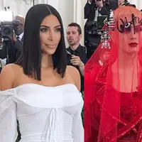 Dalam acara Met Gala 2017, ada beberapa selebriti Hollywood yang tampil percaya diri. (via rappler.com)