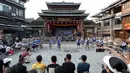 Wisatawan menyaksikan pertunjukan di sebuah kawasan wisata di Wilayah Otonom Etnis Dong Sanjiang di Kota Liuzhou, China, 2 Oktober 2020. Sejak jalur kereta cepat Guiyang-Guangzhou beroperasi pada 2014, Sanjiang telah berupaya untuk meningkatkan perekonomian melalui pariwisata. (Xinhua/Gong Pukang)