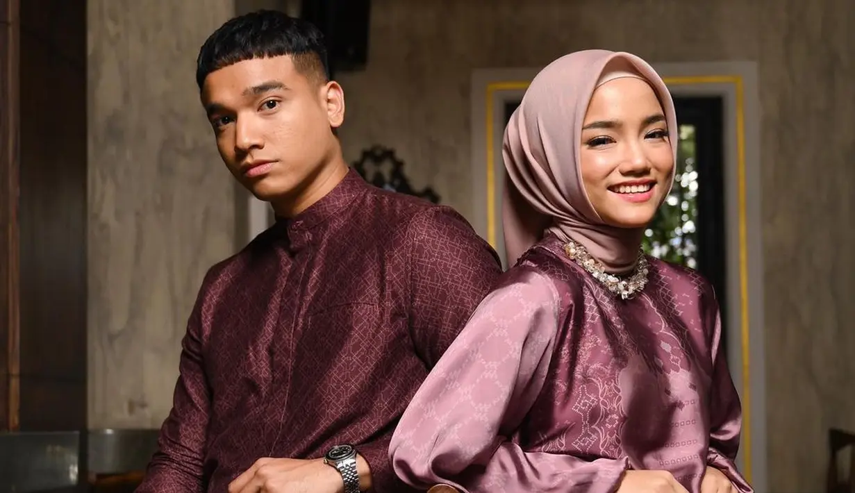 <p>Mereka tampil kompak mengenakan koleksi sarimbit yang diberi tajuk Levaughn Lavish Raya.</p>