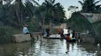 Warga salah satu gampong di Kabupaten Aceh Timur yang dilanda banjir (Liputan6.com/Ist)