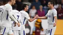 Pemain Chelsea, Pedro dan Cesar Azpilicueta merayakan gol pertama timnya ke gawang Burnledalam lanjutan Premier League di Turf Moor, Jumat (20/4). Gol bunuh diri Kevin Long dan tembakan Victor Moses memenangkan Chelsea dengan skor 2-1. (OLI SCARFF/AFP)